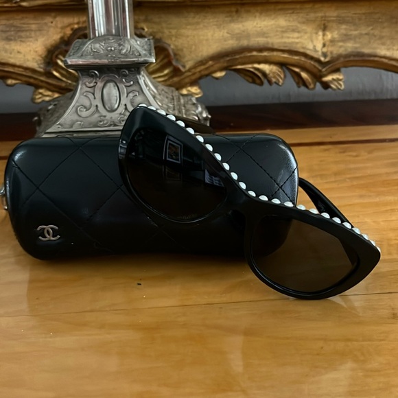 Chanel pearl sunglasses - Picture 1 of 9